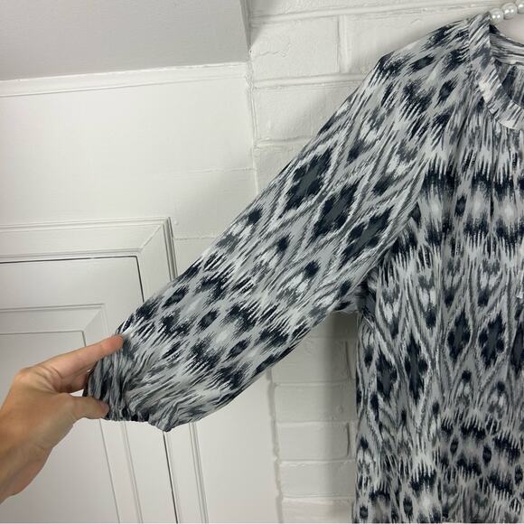 Joie Ikat Patterned 100% Silk Blouse Size XS - Picture 4 of 8